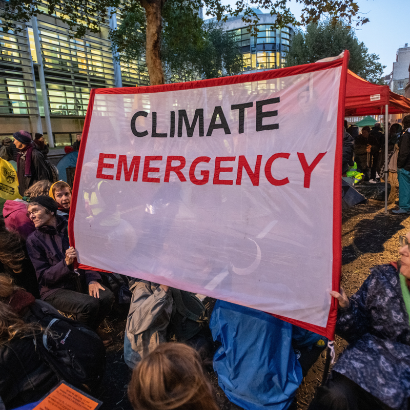 Aktivisté drží transparent 'Climate Emergency' 
